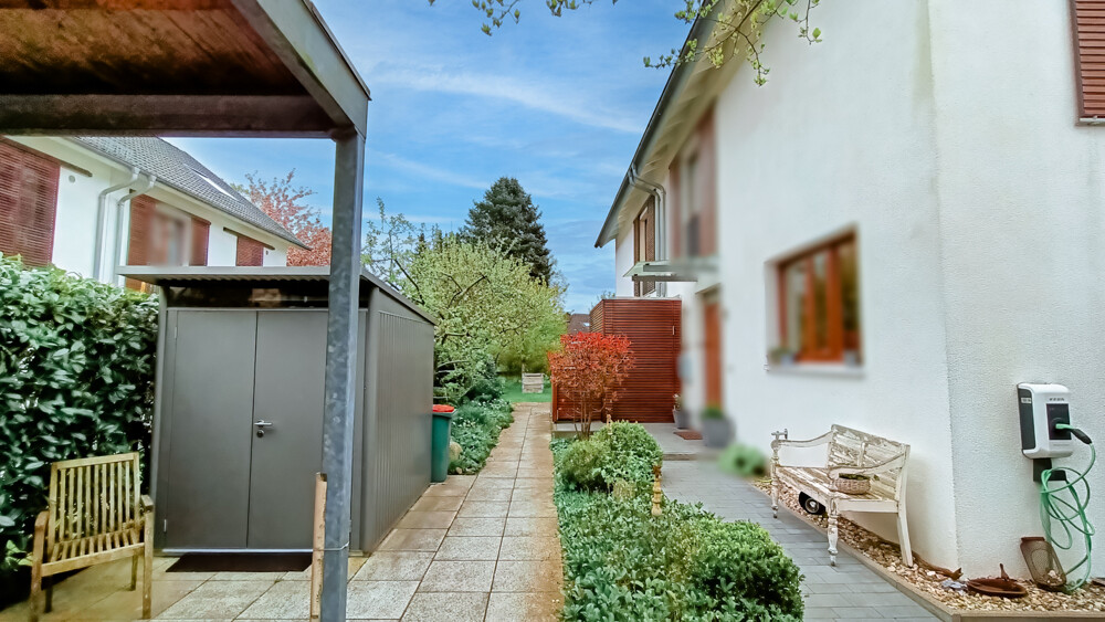 Zuwegung mit Carport und Biohorthaus