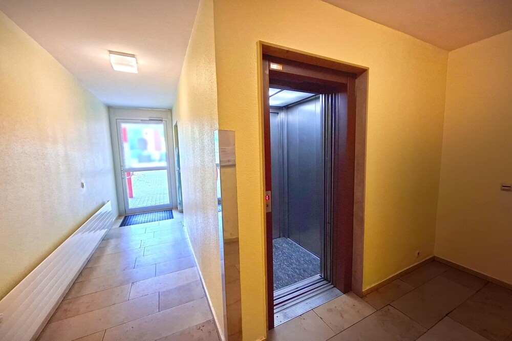 Treppenhaus mit Aufzug