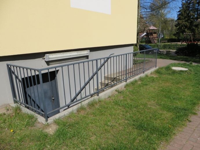 Zugang zum Keller mit Fahrradkeller