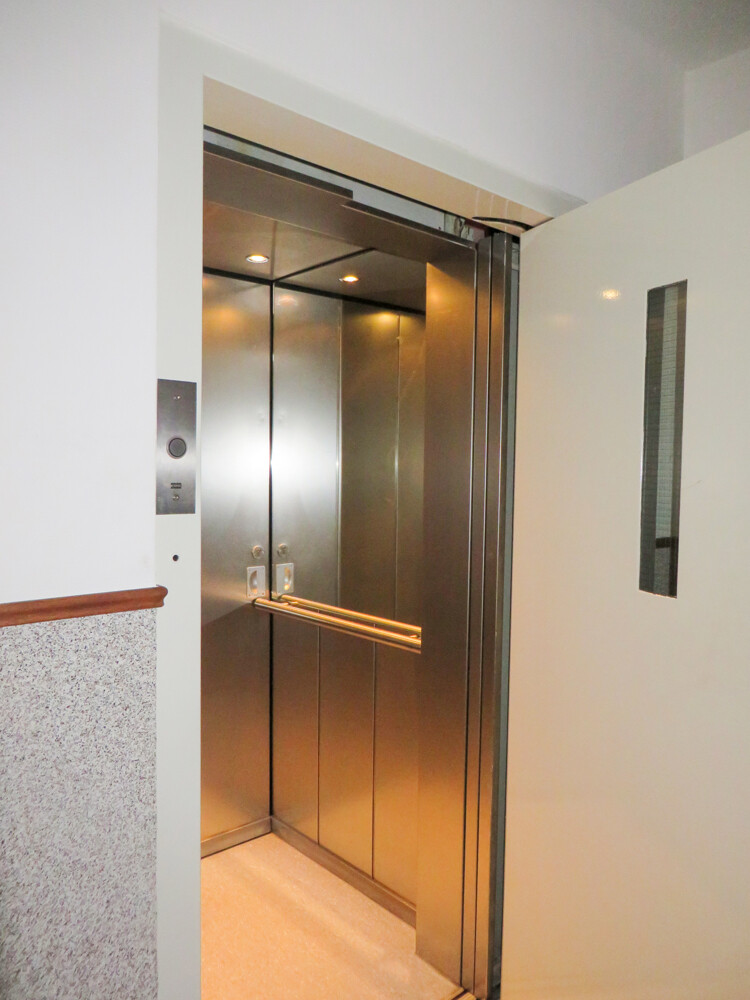 Moderner Aufzug