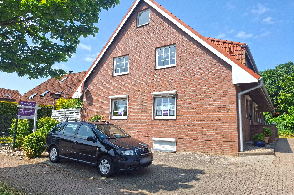 Hausansicht mit Zuwegung