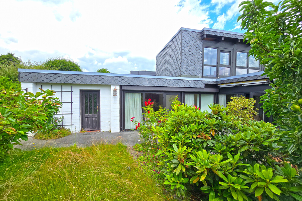 Hausansicht mit Geräteraum