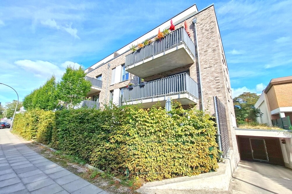 Hausansicht mit Tiefgaragenzufahrt