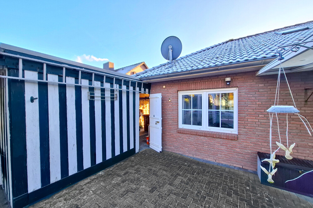 Hausansicht mit Schuppen