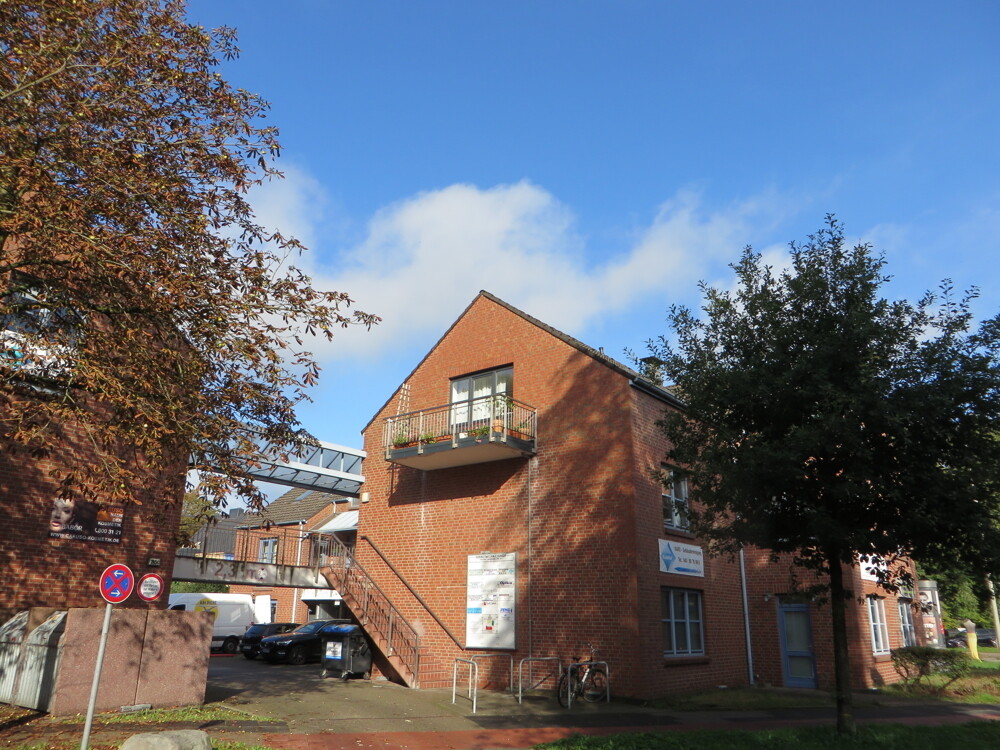 Gebäude mit Einfahrt