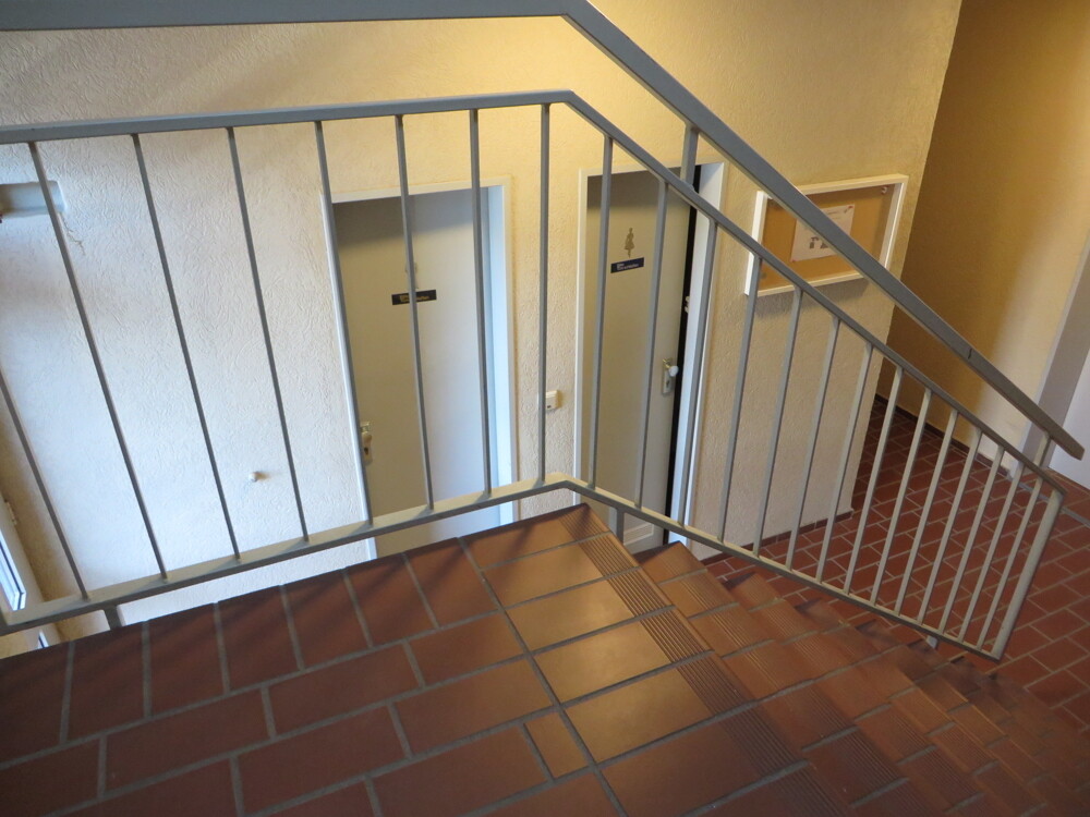 Treppenhaus mit WC-Anlagen