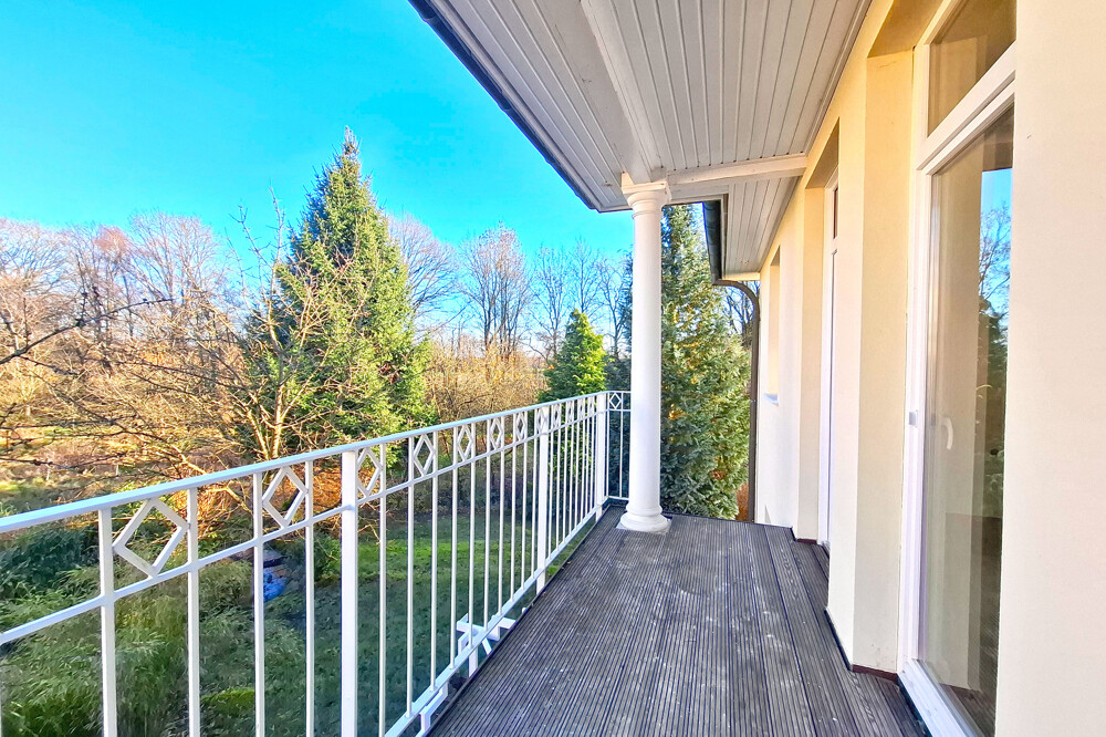 Balkon und Hauseingang