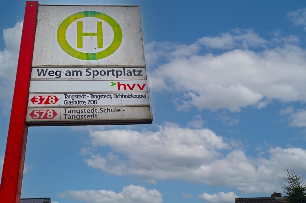 Bushaltestelle vor der Tür