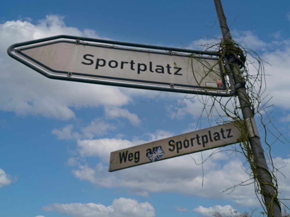 Sportplatz um die Ecke