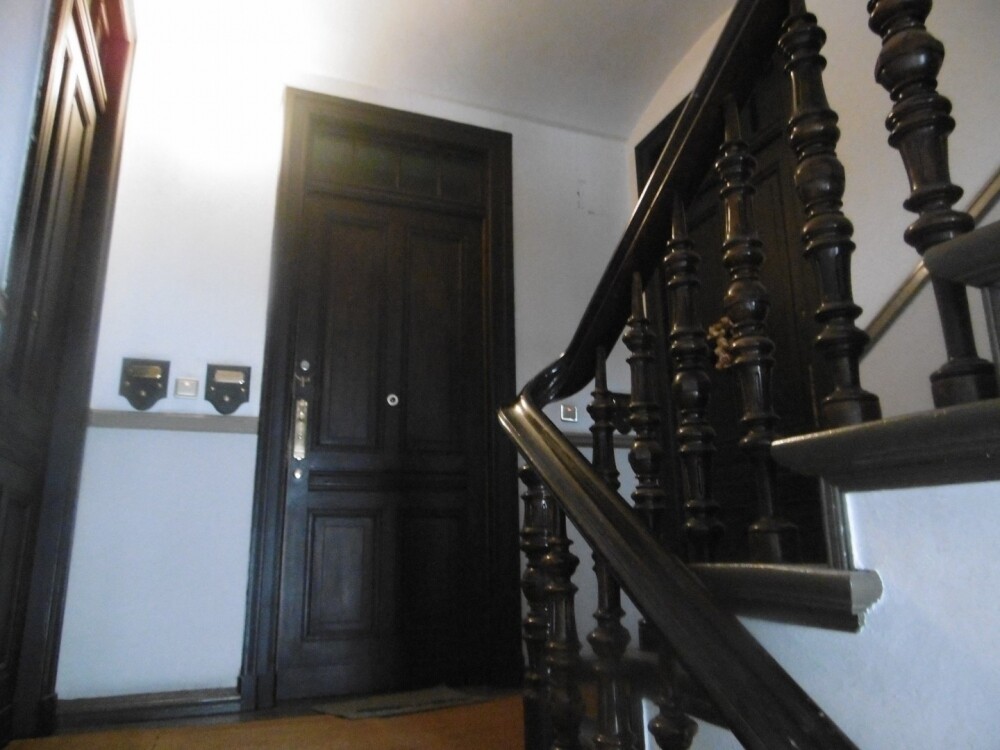 Treppengeländer mit Wohnungstüren