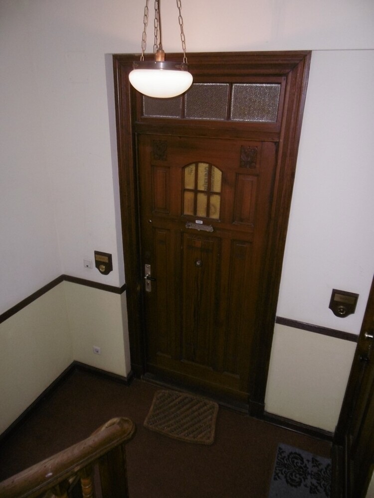 Treppenhaus mit Tür