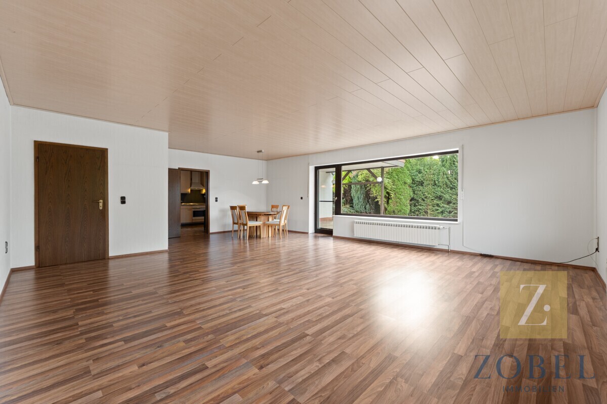 lichtdurchflutetes Wohnzimmer