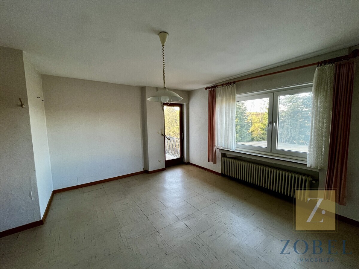 Schlafzimmer mit Zugang zum Balkon