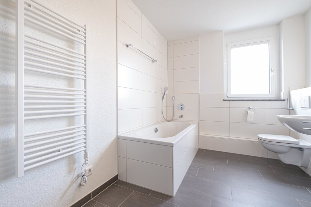 Bad Mit Dusche und Wanne