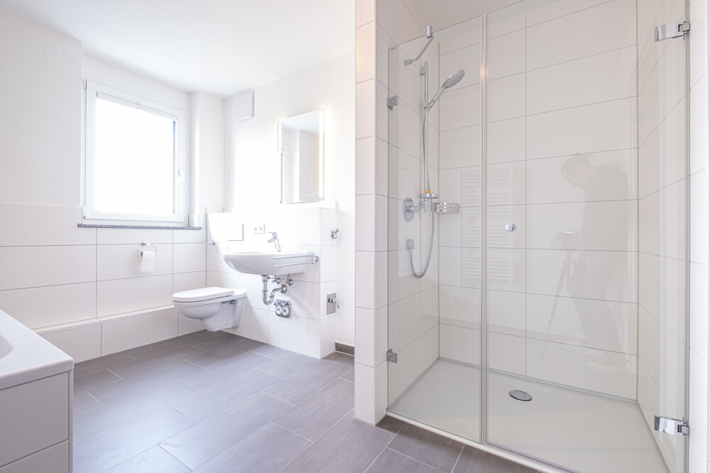 Bad Mit Dusche und Wanne