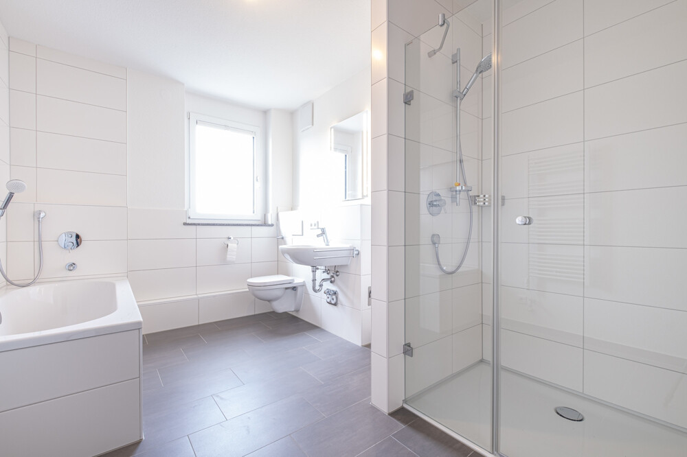 Bad Mit Dusche und Wanne