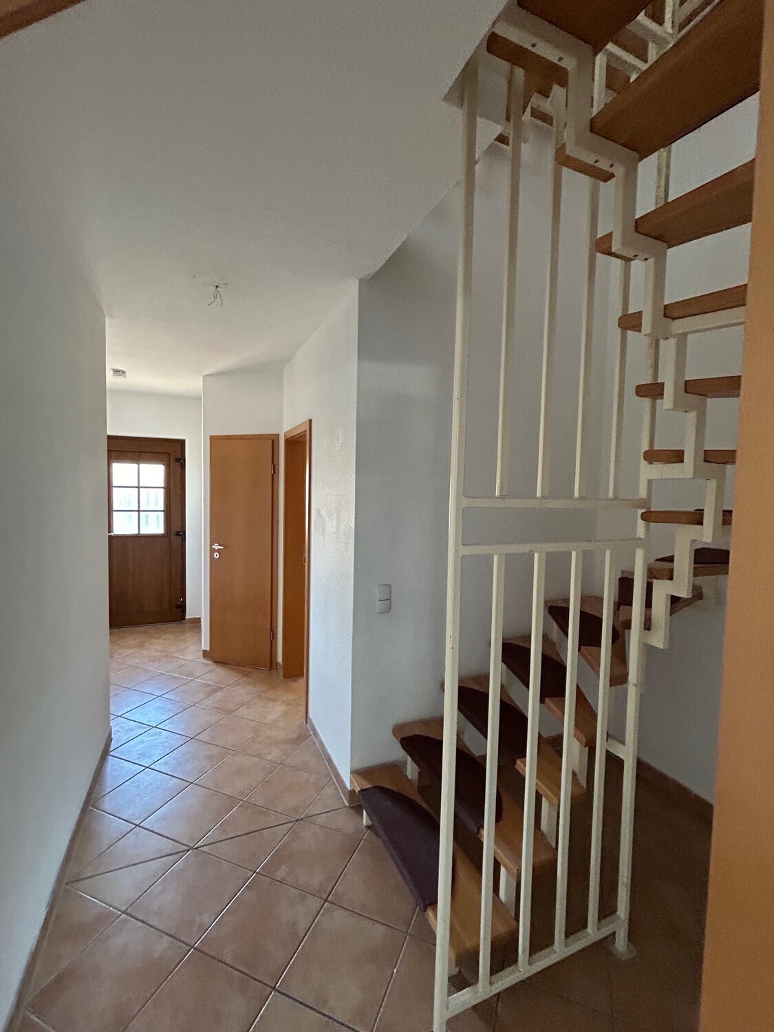 Eingang und Treppe EG