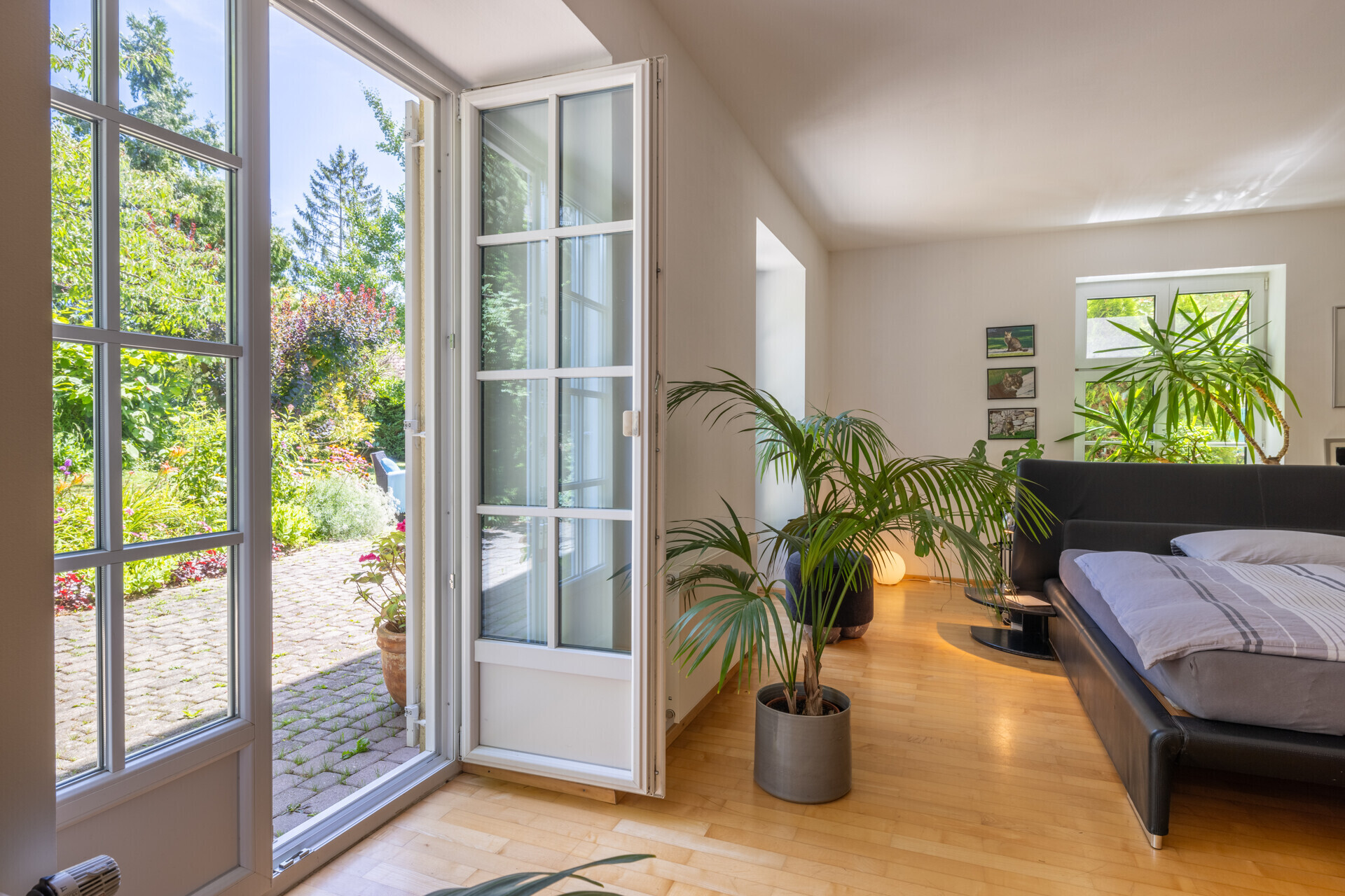 23 Schlafzimmer mit Ausgang zum Garten