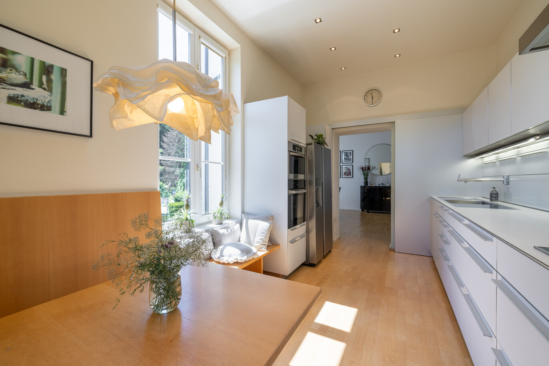 20 Küche mit Blick in Essbereich