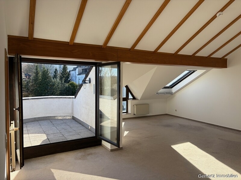 Wohn- u. Essbereich mit Zugang zum Balkon