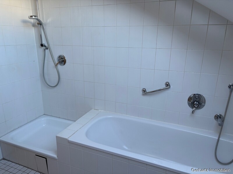 Bad m. Dusche und Badewanne