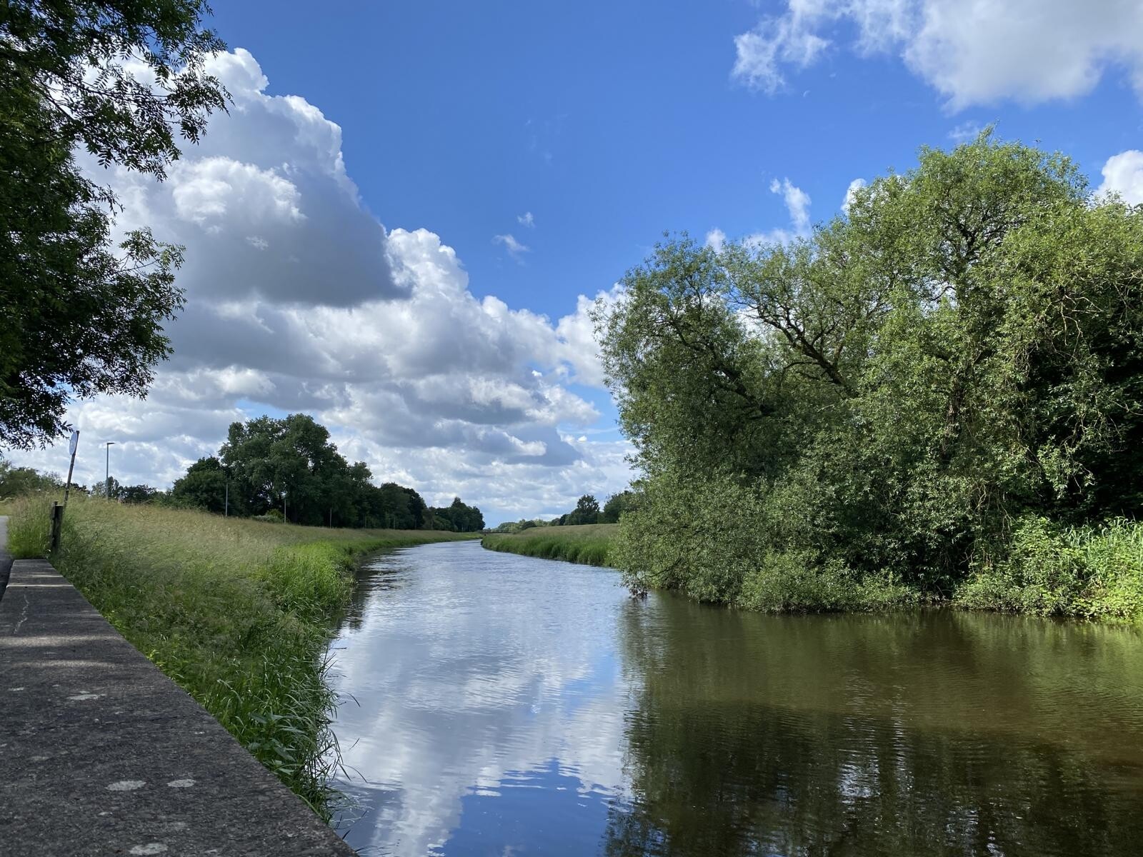 Angrenzender Fuß- und Radweg