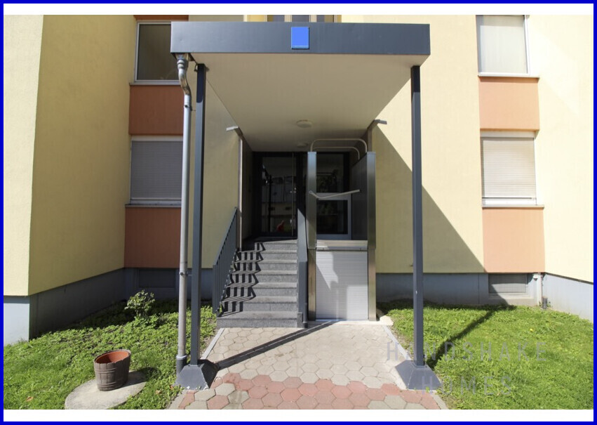 Barrierearmer Hauseingang m. Rollst.lift