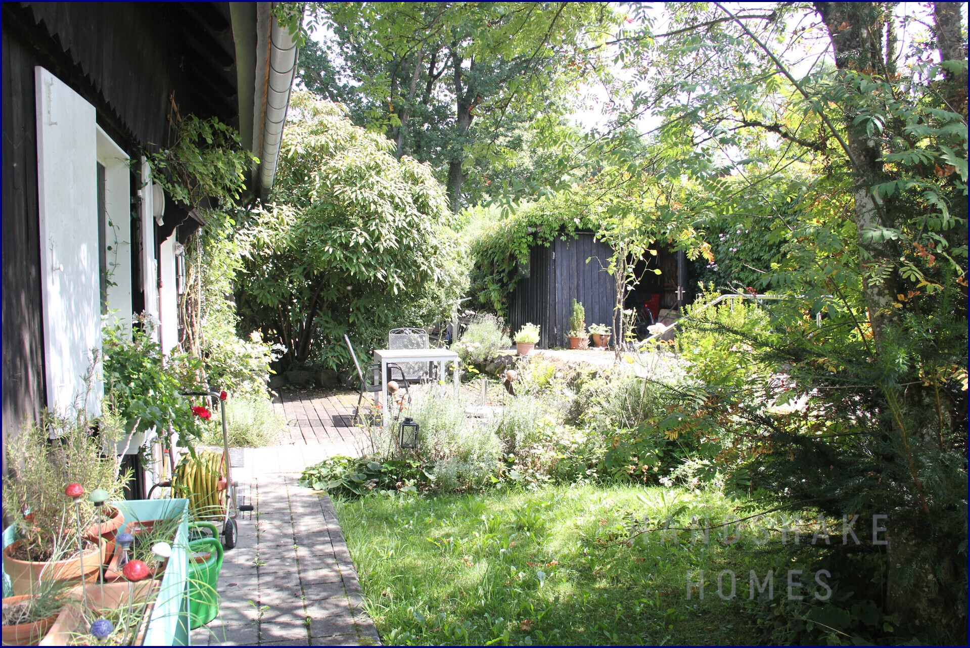 Vordergarten im Sommer