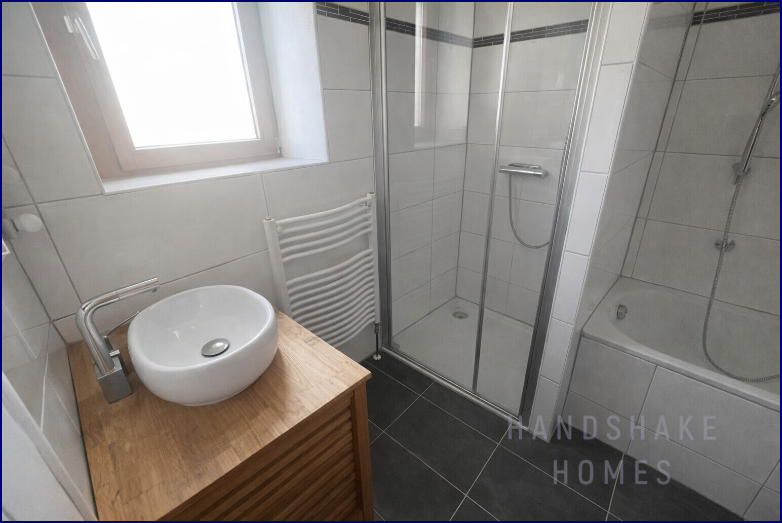 Badezimmer EG Waschbecken und Dusche