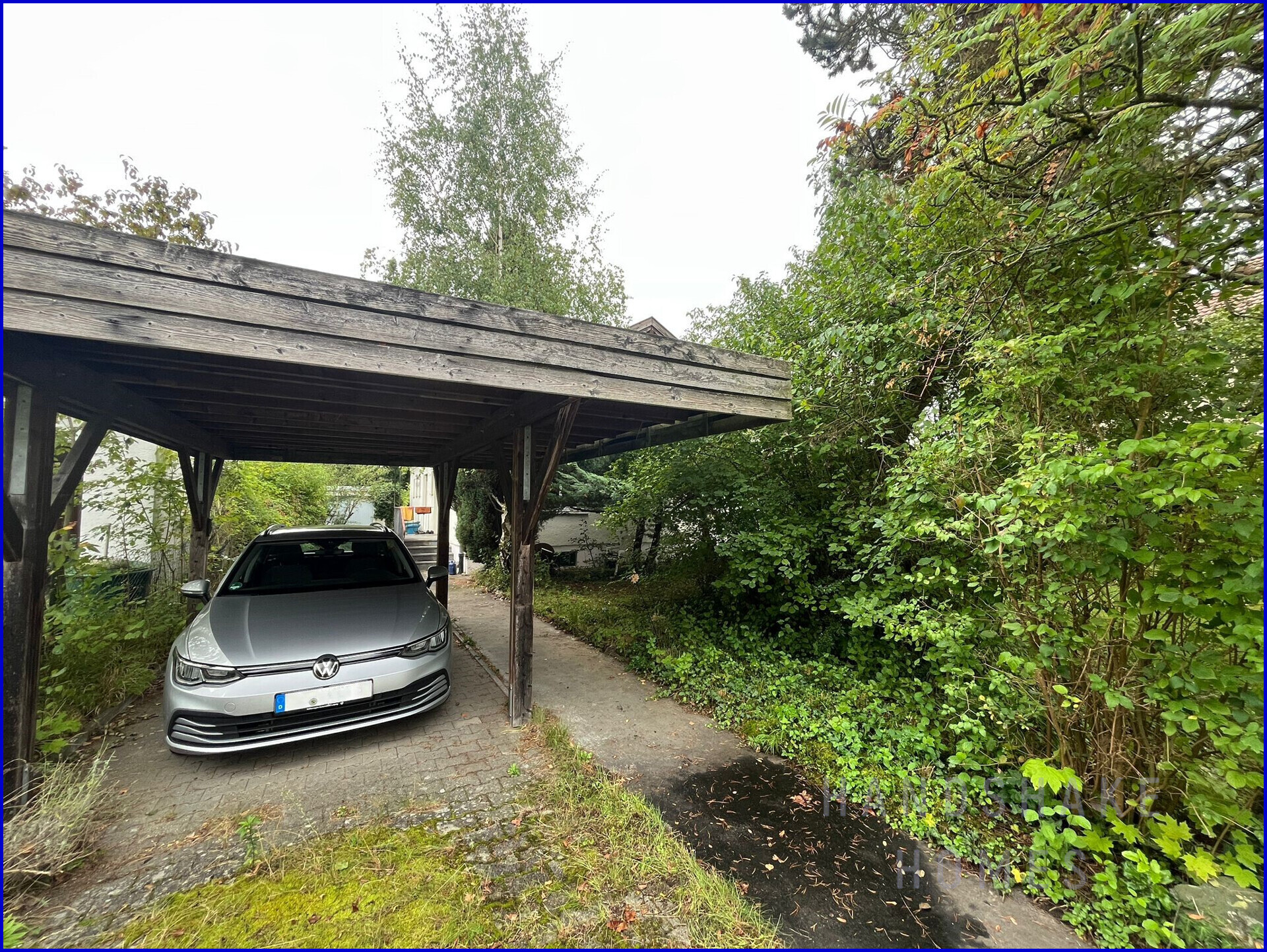 Carport und Einfahrt
