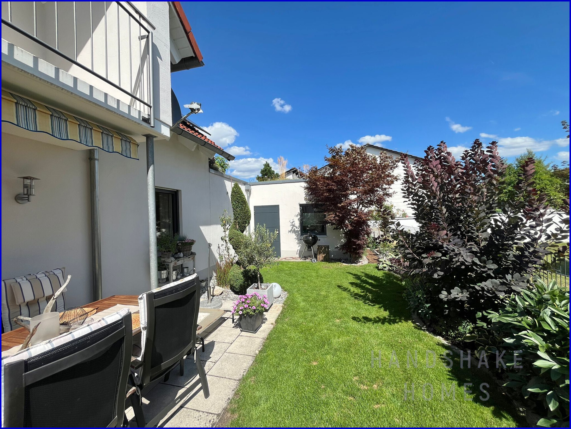 Garten mit Blick auf die Doppelgarage