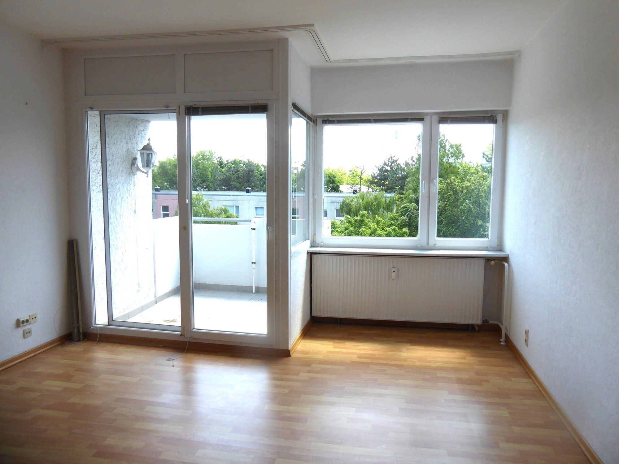 Wohnzimmer mit Balkon