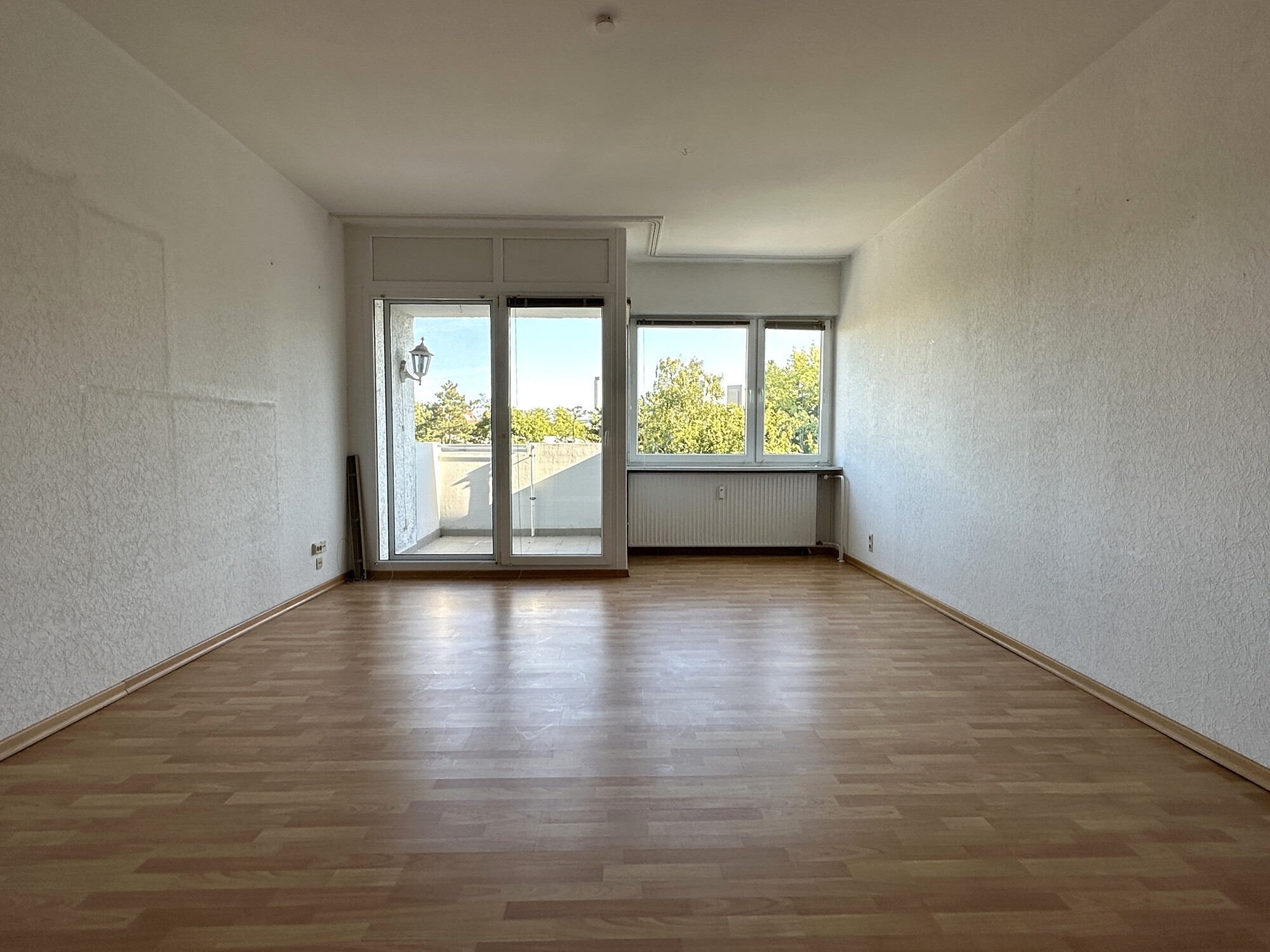 Wohnzimmer mit Balkon