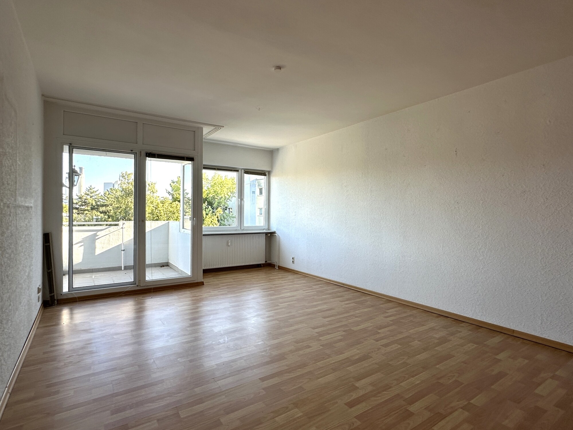 Wohnzimmer mit Balkon