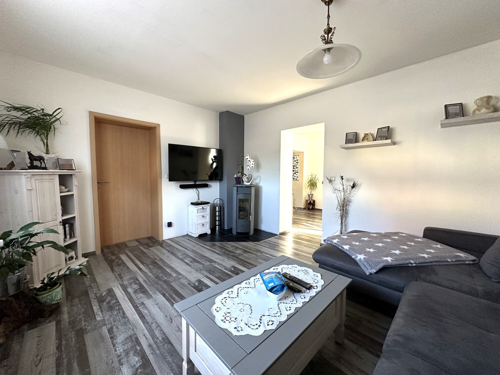 Wohnzimmer mit Kamin