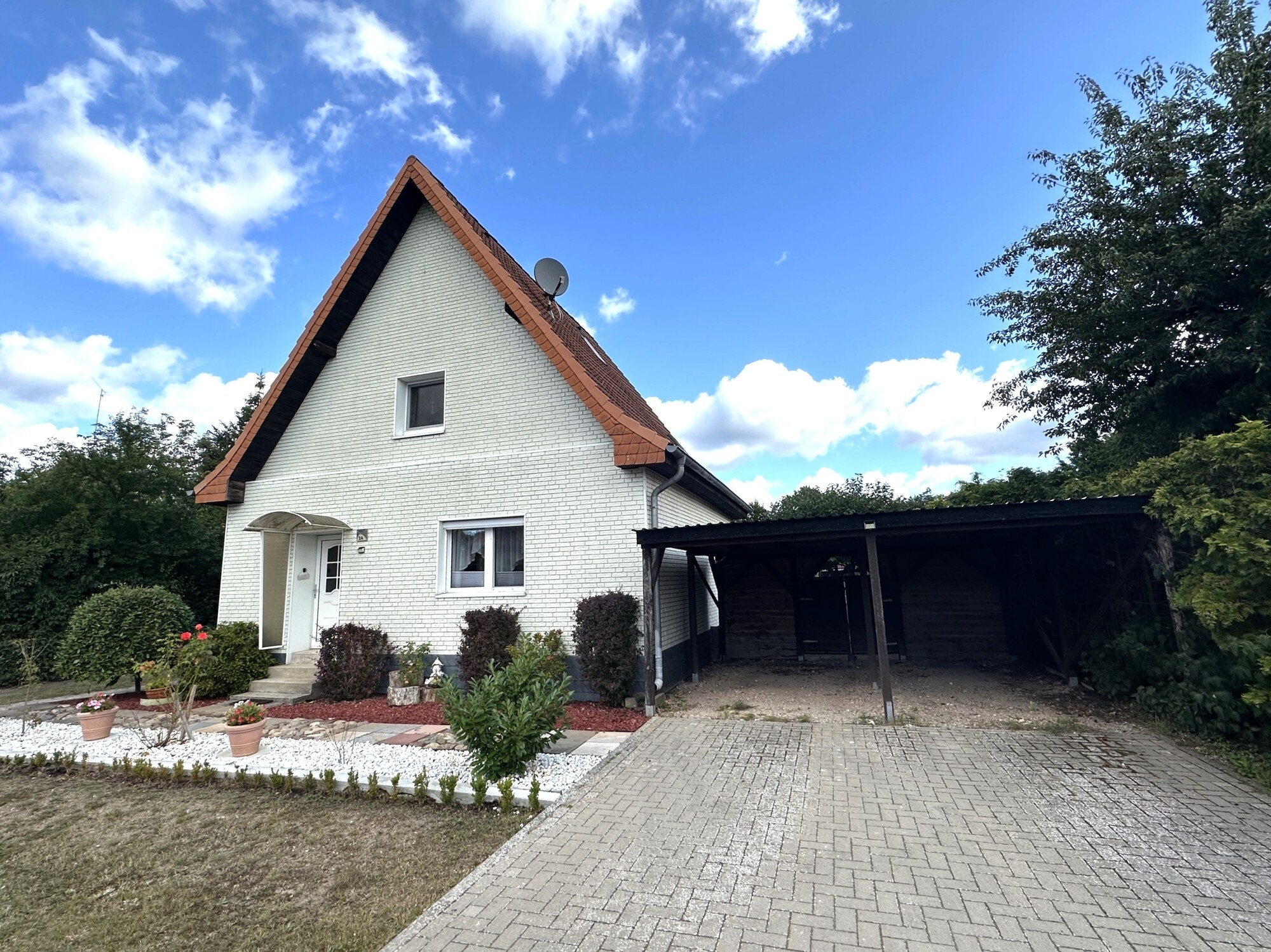 Straßenansicht mit Carport