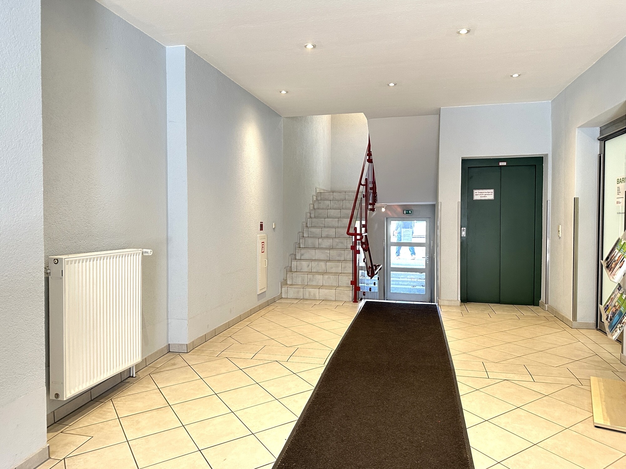 Zugang Fahrstuhl/ Treppenhaus