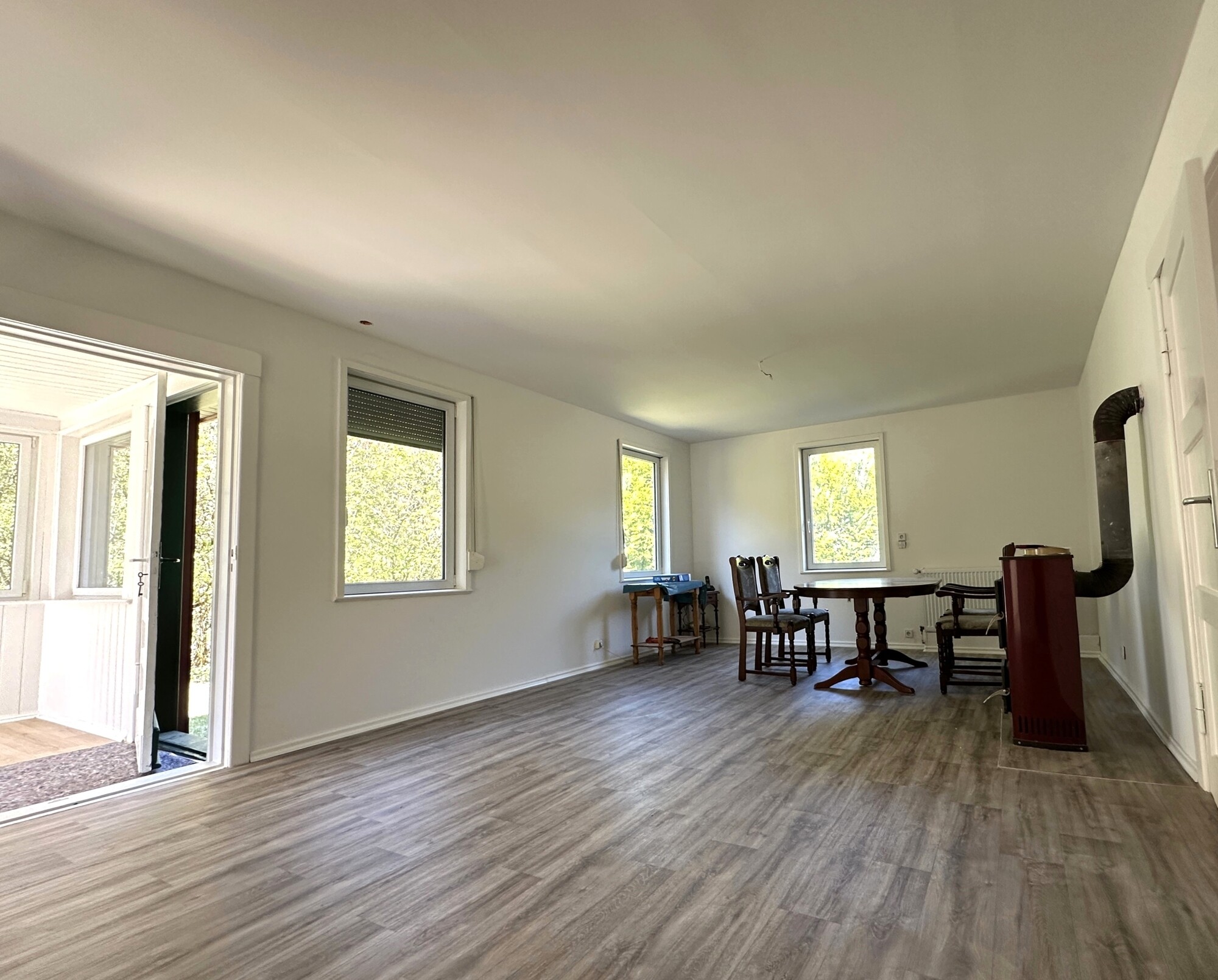 Wohnzimmer mit Durchgang zur Veranda