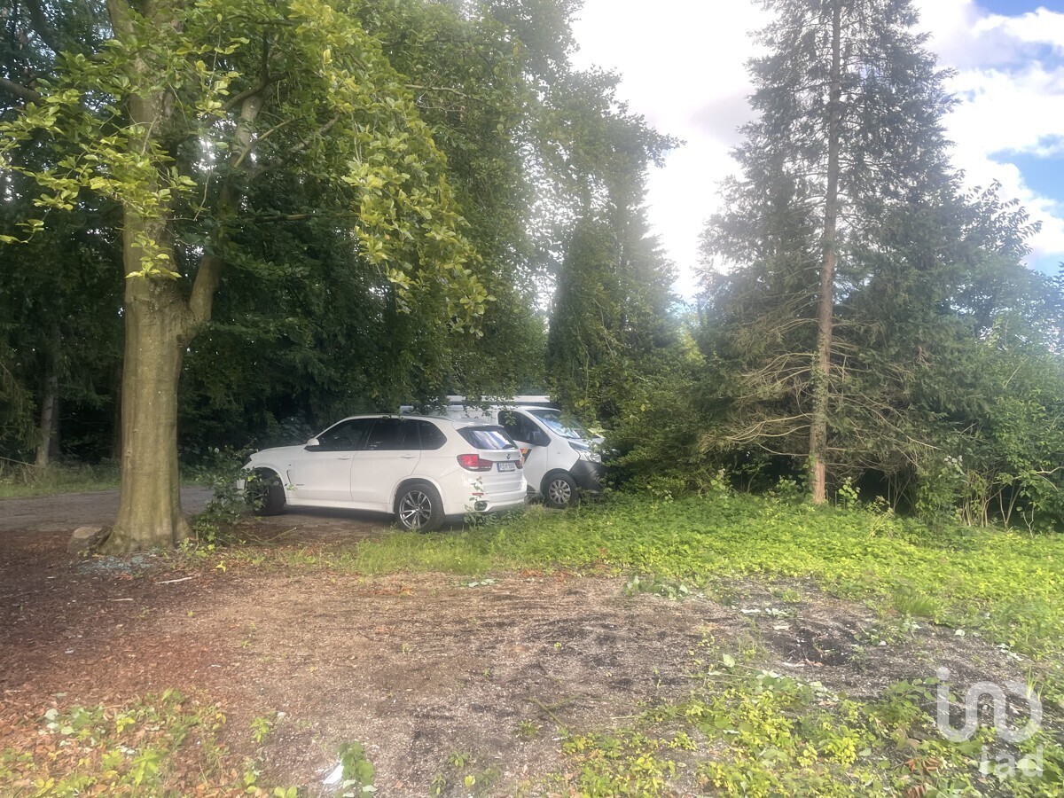 Stellplätze Richtung Gebäude