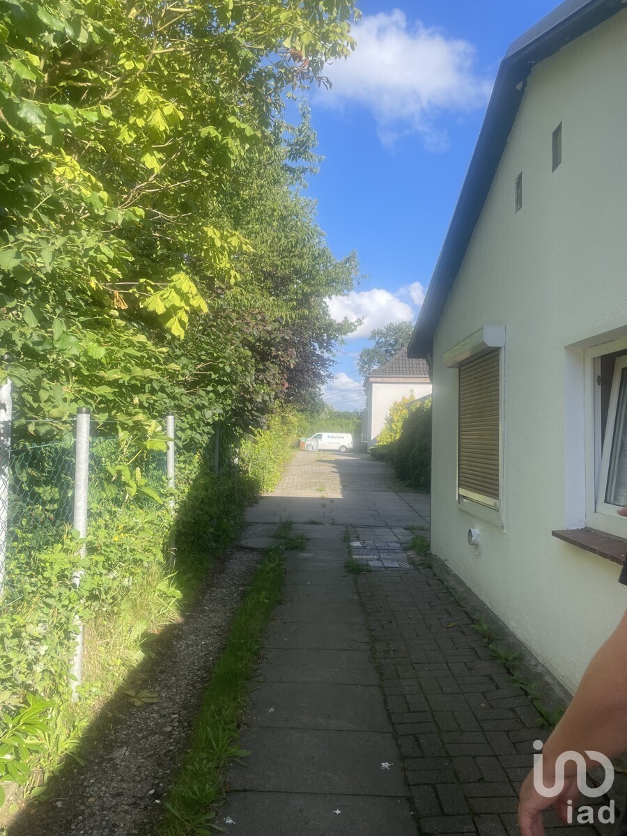Auffahrt Weg zum Hauptgebäude und Hauptstraße