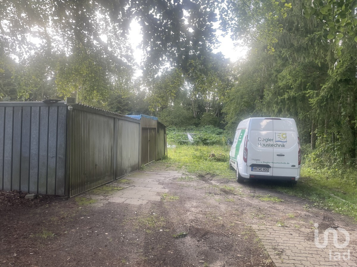 Hinterer Bereich Garagen und Sicht auf Grundstückgrenze