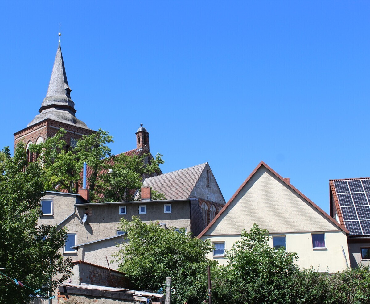 Gartenansicht mit Kirche im Hintergrund