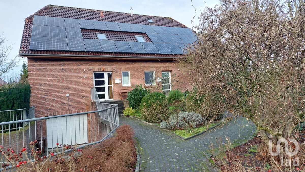 Ansicht mit Garageneinfahrt