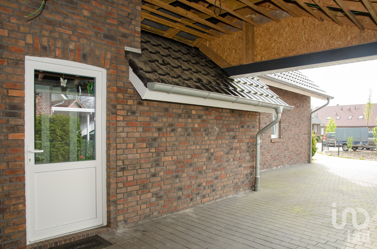 Carport mit Eingangstür zum Anbau