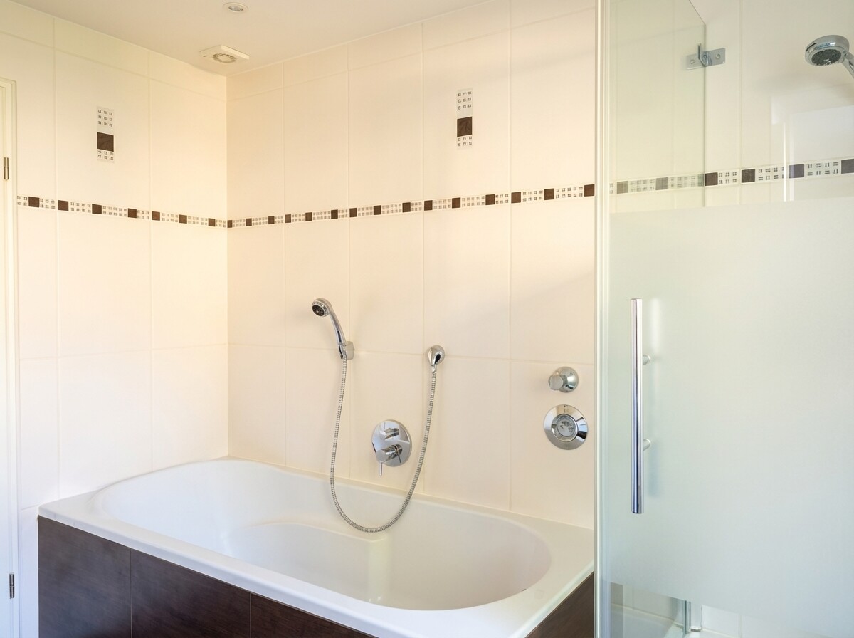 Badewanne + Dusche