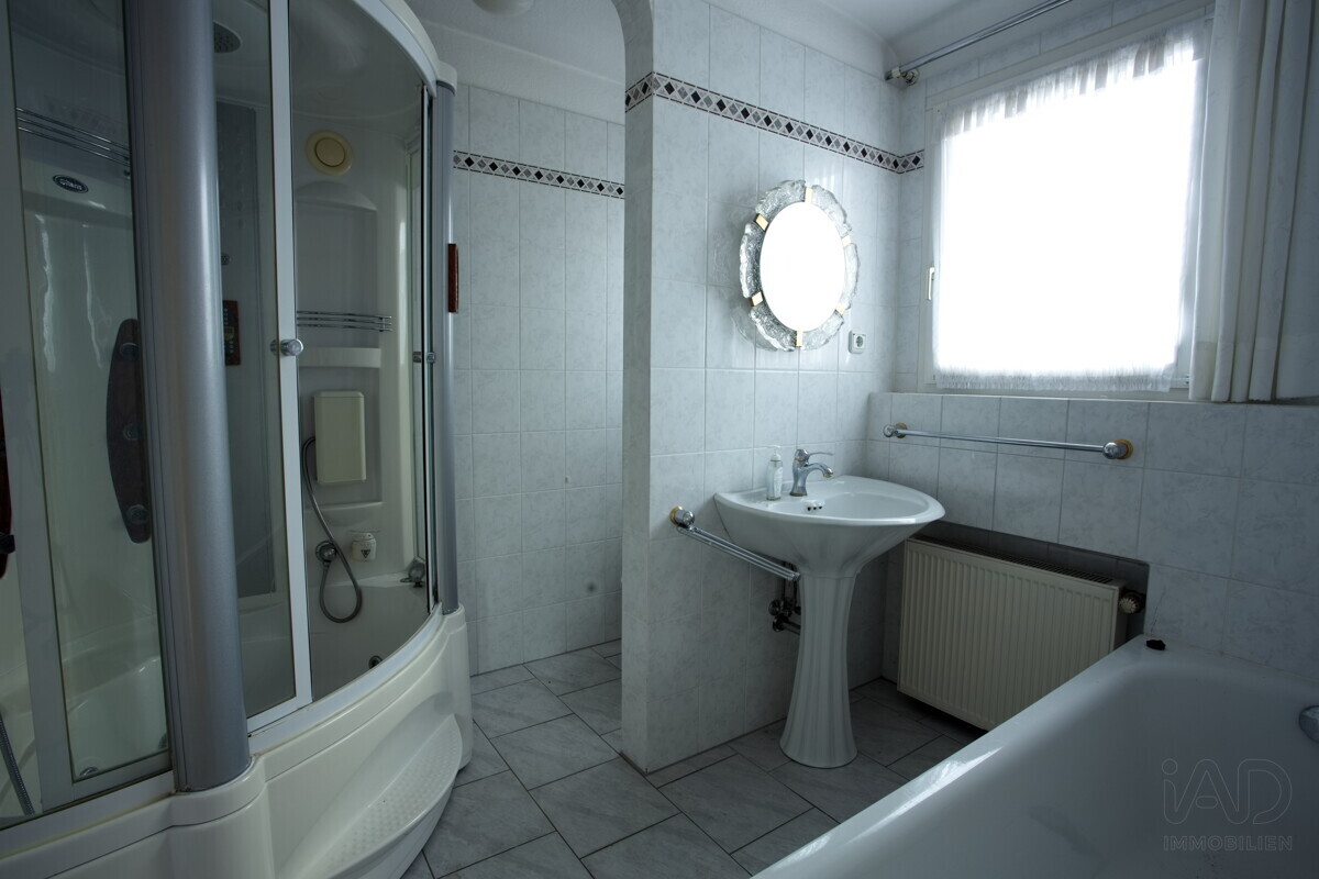 Bad en Suite mit Wanne und Massage-Dusche 3