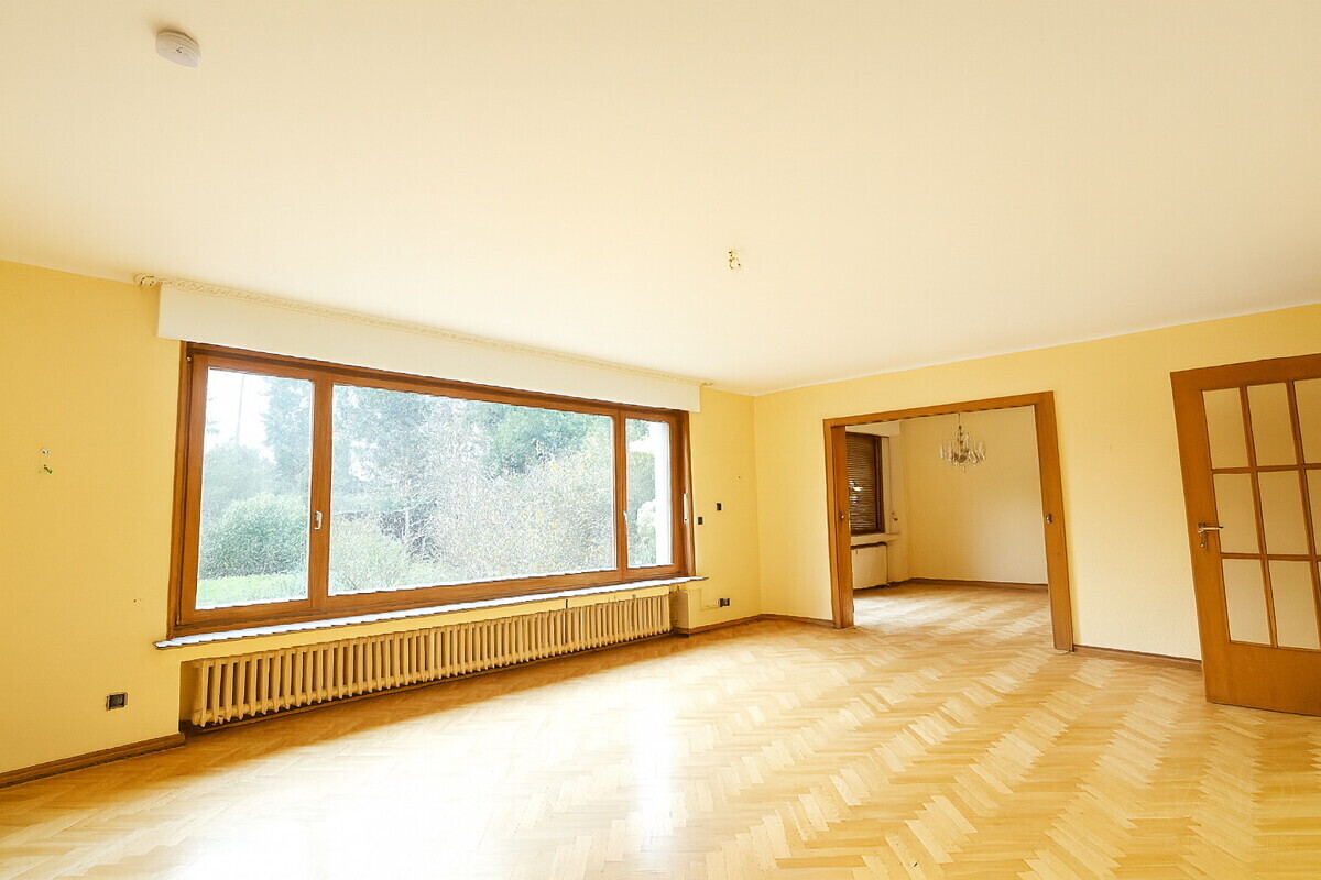 Helles Wohnzimmer mit Essbereich