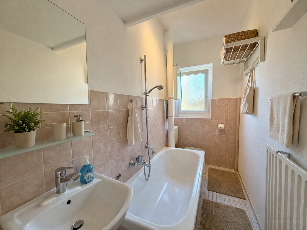 Bad mit Badewanne
