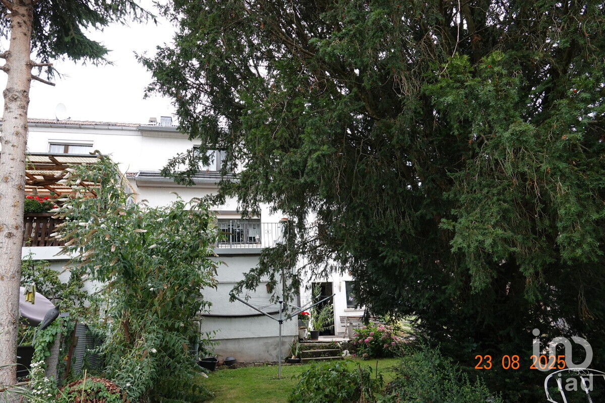 Blick aus dem Garten aufs Haus