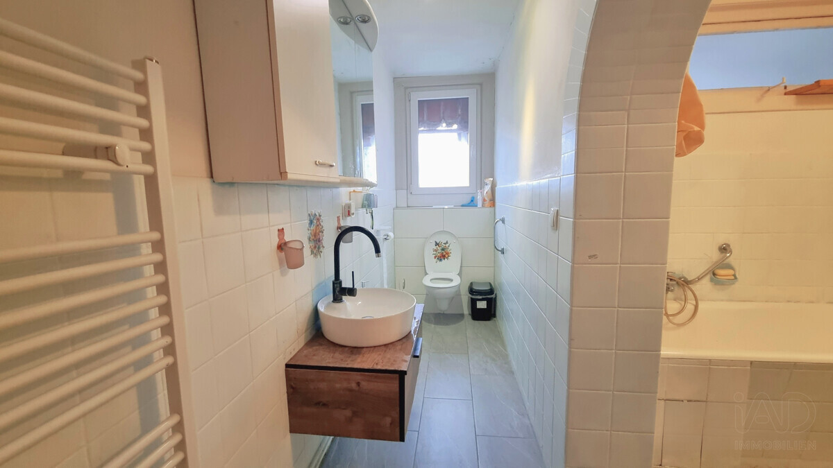 Badezimmer mit Badewanne und Dusche